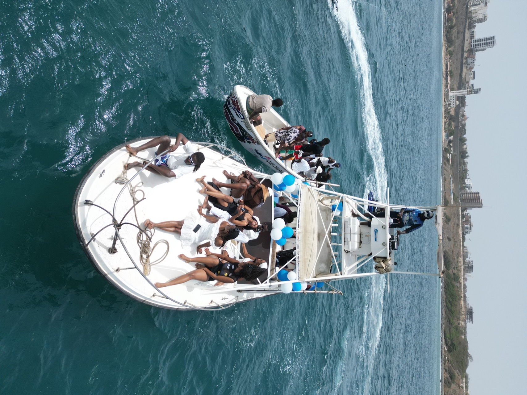 Le grand bateau avec un groupe à bord