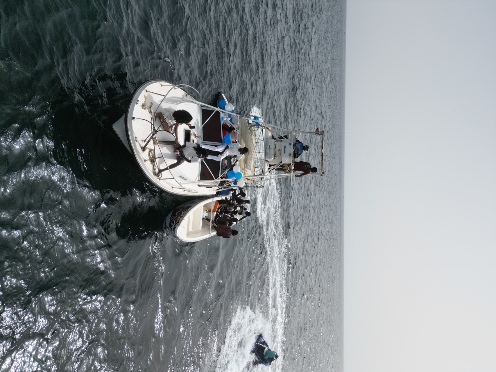 Le grand bateau en mer
