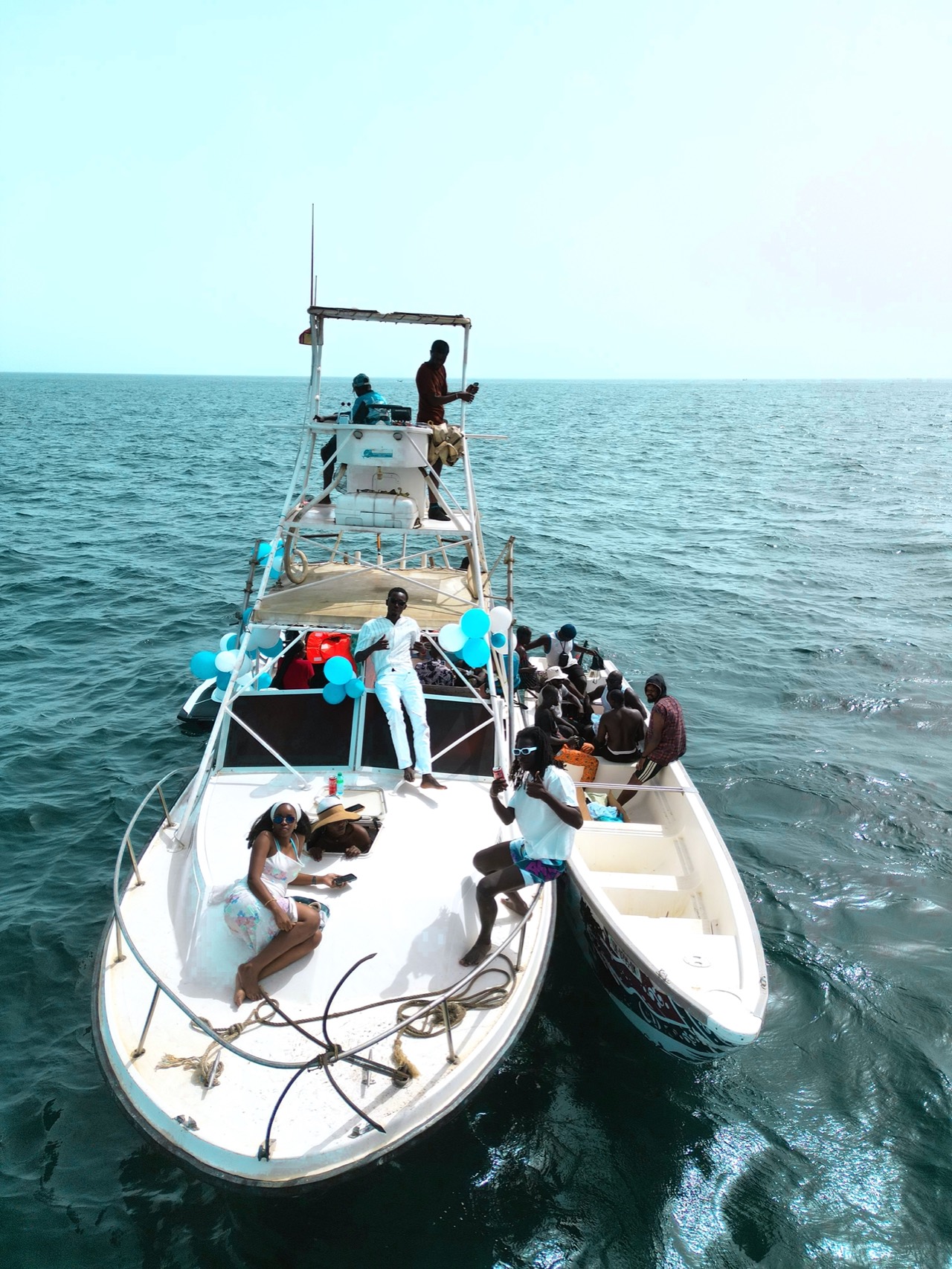 Groupe d’amis à bord du grand bateau Senegal Nautique