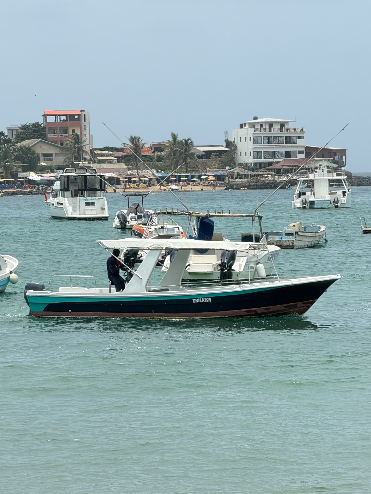 Bateau 8 places Senegal Nautique au mouillage