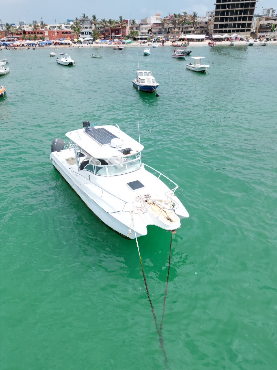 Bateau Senegal Nautique au mouillage sur l’eau turquoise de Dakar