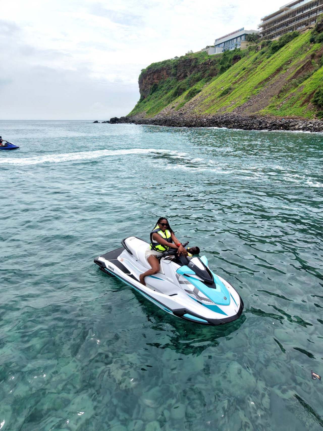 Jeune femme sur un jet ski Yamaha au pied des falaises de Dakar