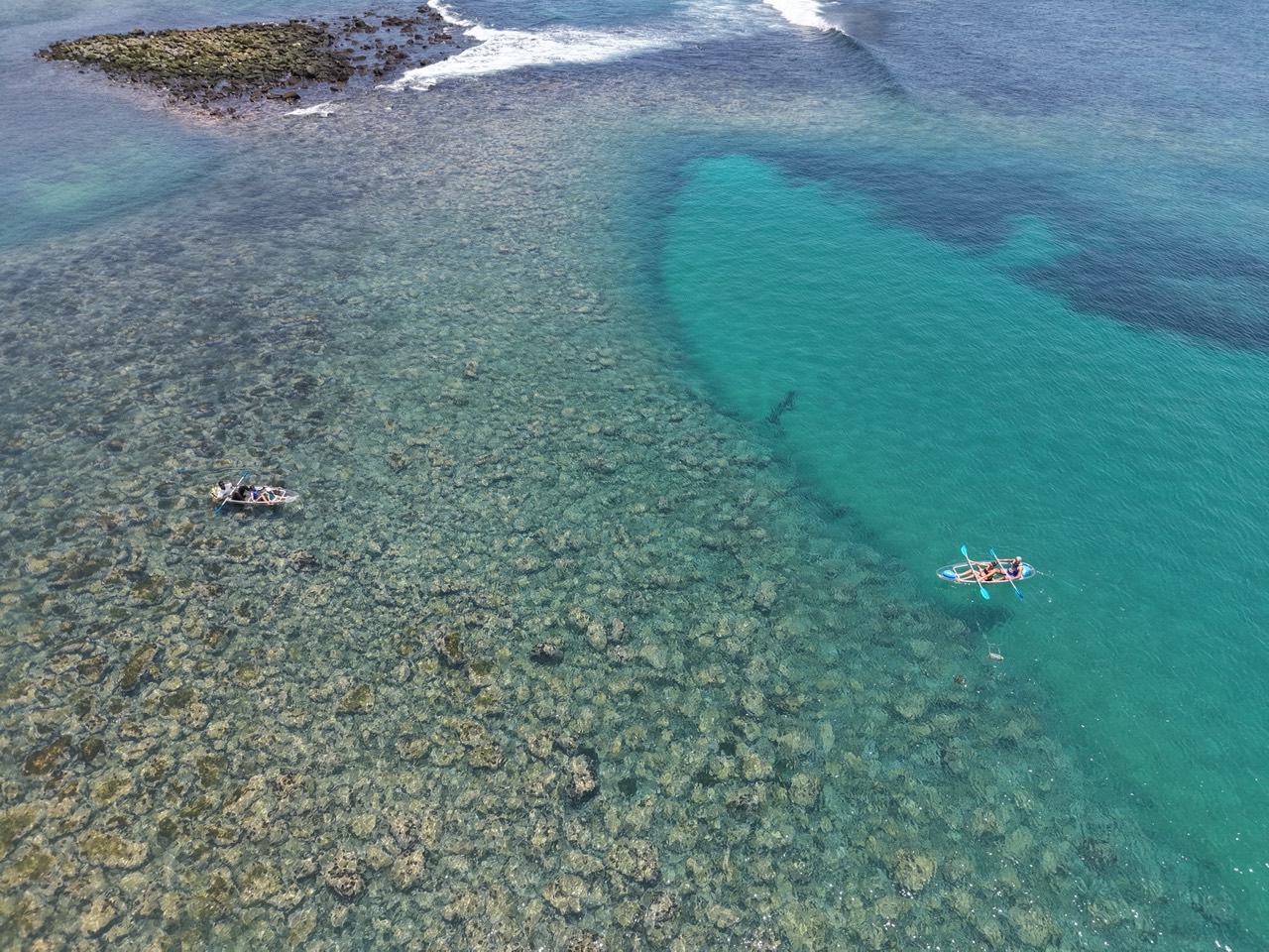 Chenal d’eau turquoise cristalline au-dessus du récif de Ouakam vu du drone - Eau cristalline Dakar, Senegal Nautique