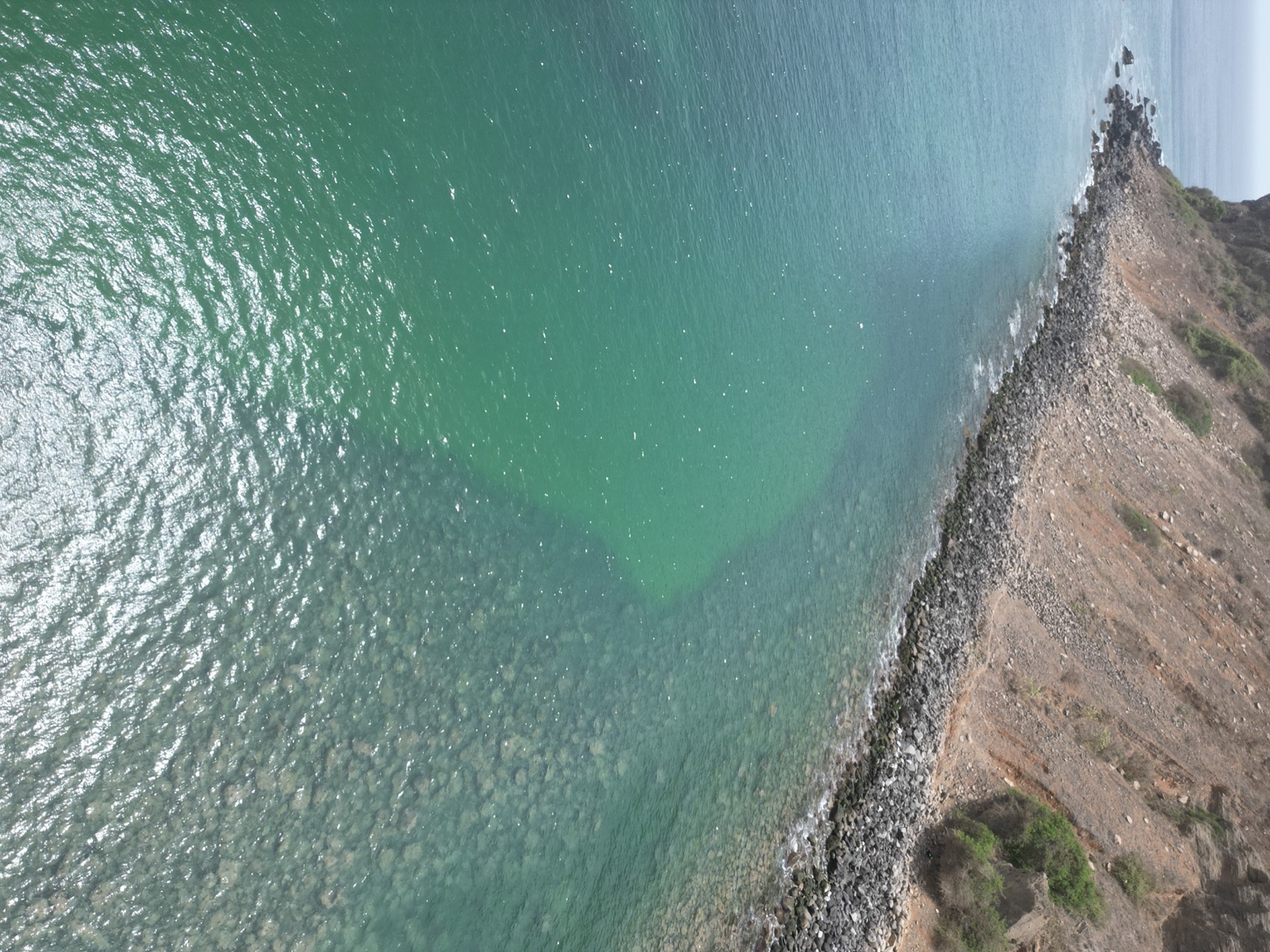 Côte de falaises et eau claire peu profonde vue du drone à Ouakam - Eau cristalline Ouakam Dakar, Senegal Nautique