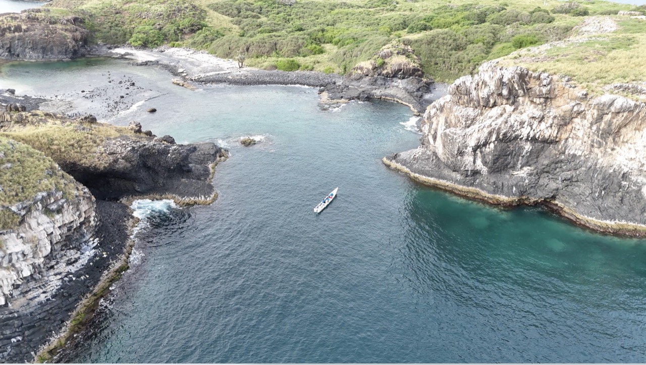 Turquoise cove of the Île des Madeleines seen from the drone, off Dakar - Île des Madeleines Dakar, Senegal Nautique