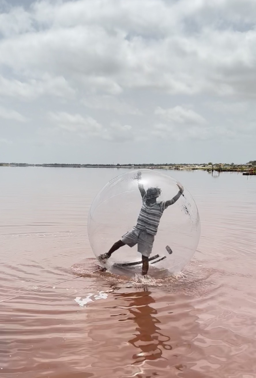Ballon sur l’eau au Lac Rose, près de Dakar