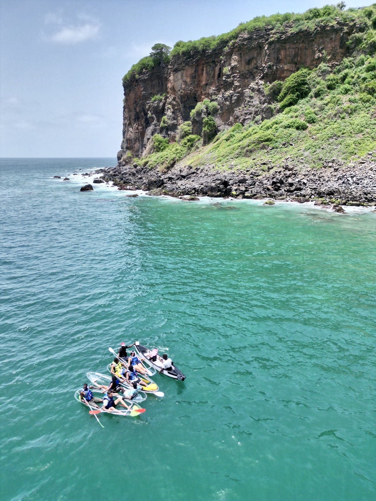 Sortie en kayak encadrée par un moniteur au pied des falaises de Ouakam - Kayak transparent Ouakam, Senegal Nautique