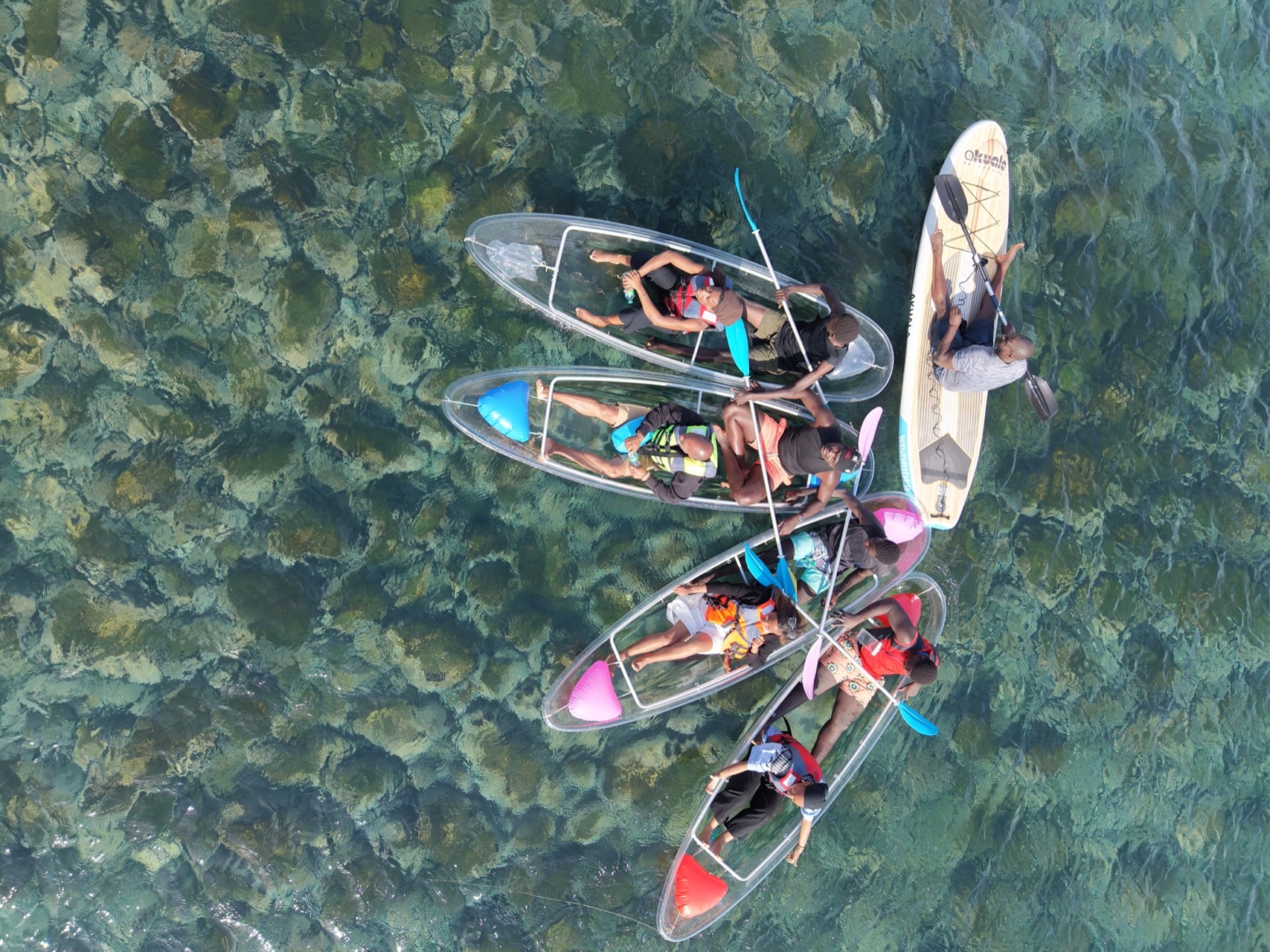 Groupe d’amis réunis en kayaks transparents et paddle au-dessus des fonds rocheux de Ouakam - Kayak entre amis Dakar, Senegal Nautique