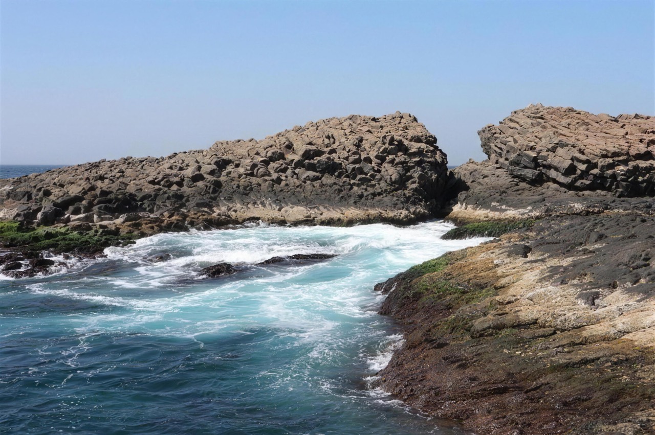 Waves between the basalt rocks of the Île des Madeleines - Île des Madeleines Dakar, Senegal Nautique
