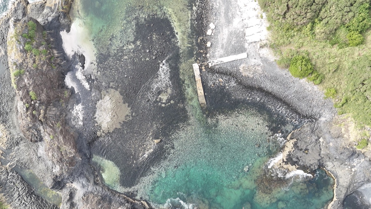 Crique turquoise et colonnes de basalte de l’Îlot Sarpan vues du drone - Sortie en mer Îlot Sarpan, Senegal Nautique