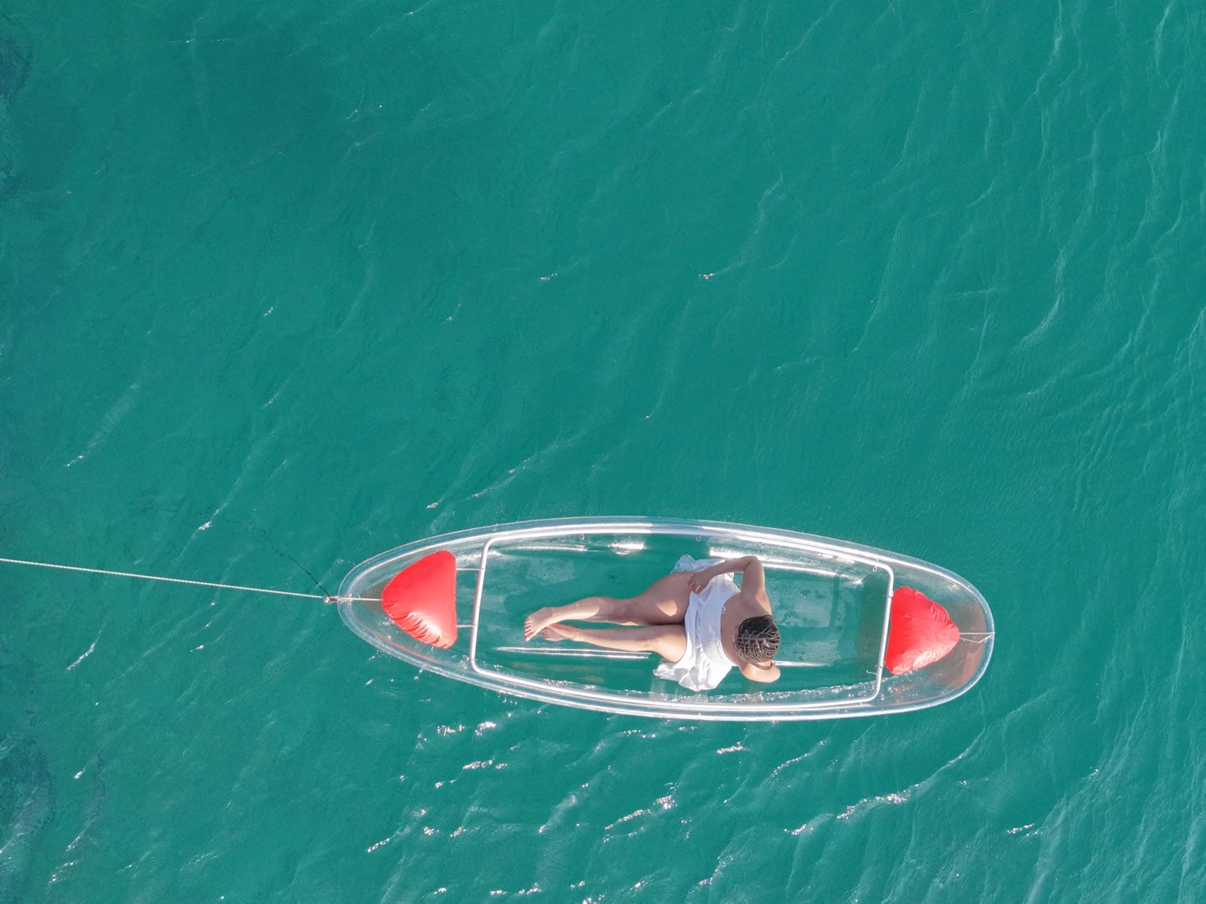 Kayak transparent vu du ciel