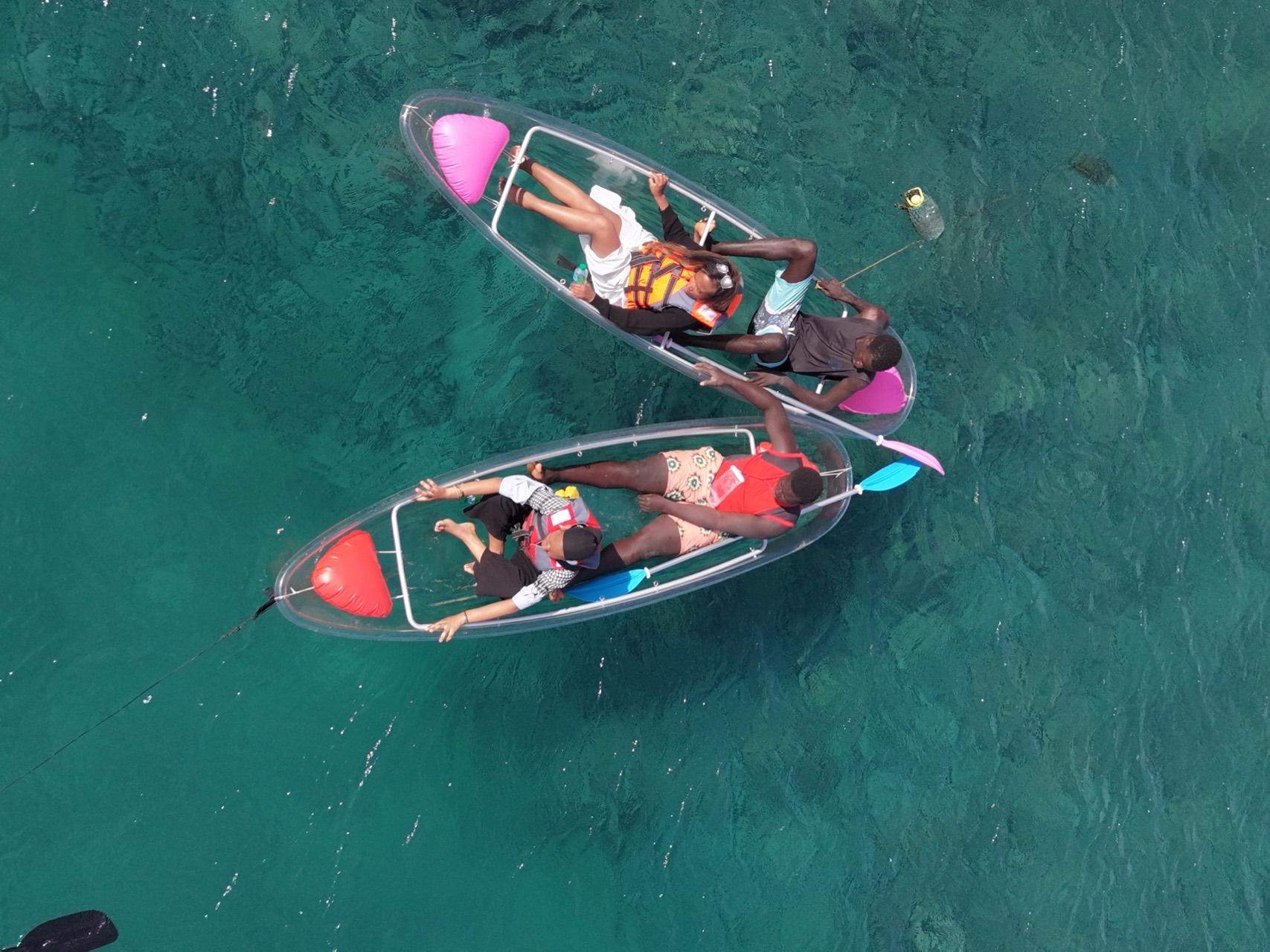 Trois kayaks transparents