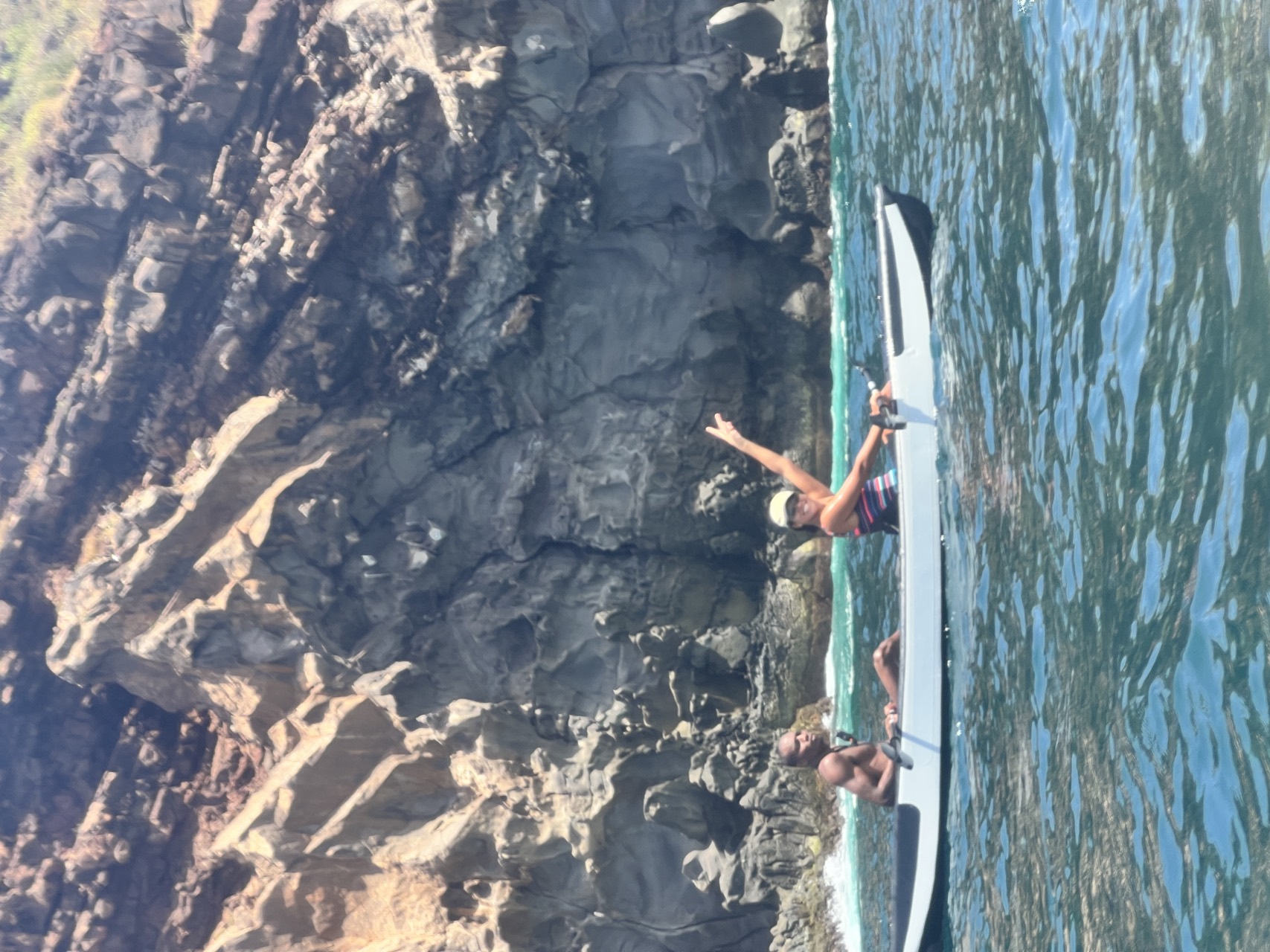 Kayakistes au pied des falaises volcaniques entre Ouakam et les Mamelles - Exploration en kayak Dakar, Senegal Nautique