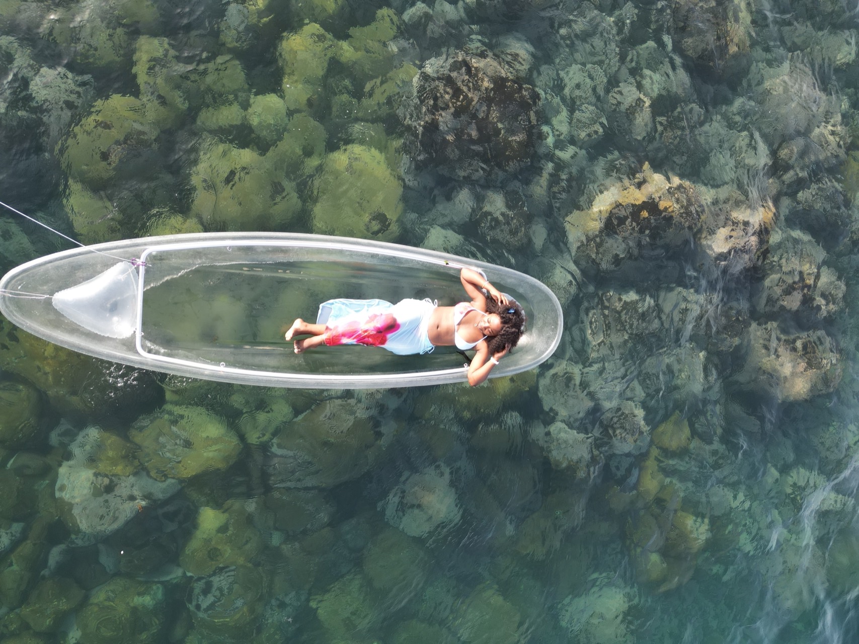 Kayak transparent au-dessus de fonds rocheux visibles dans une eau claire à Ngor - Kayak transparent Ngor, Senegal Nautique