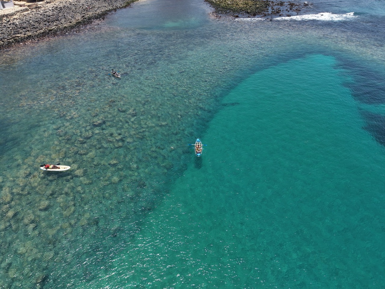 Kayaks transparents dans un chenal d’eau turquoise à Ouakam - Kayak Dakar, Senegal Nautique