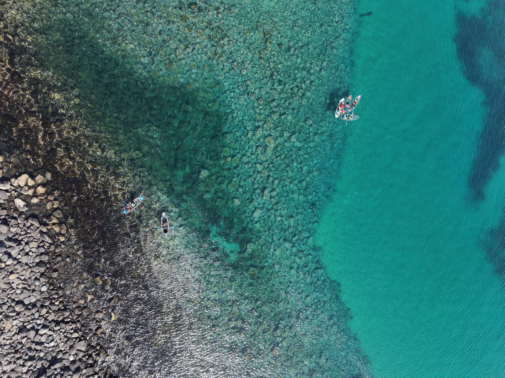 Récif rocheux et eau turquoise cristalline vus du drone à Ouakam - Eau cristalline Dakar, Senegal Nautique
