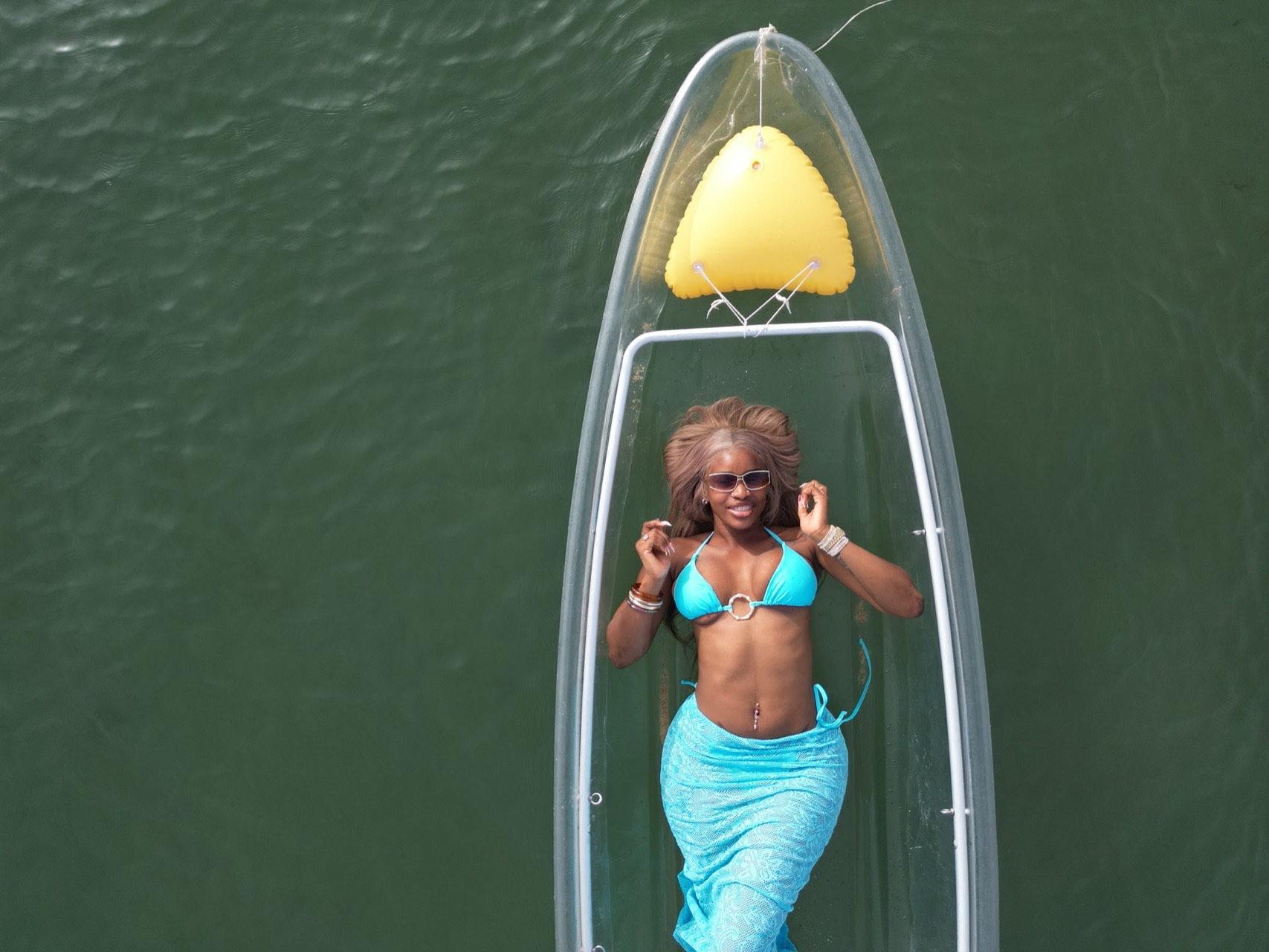 Shooting en tenue turquoise