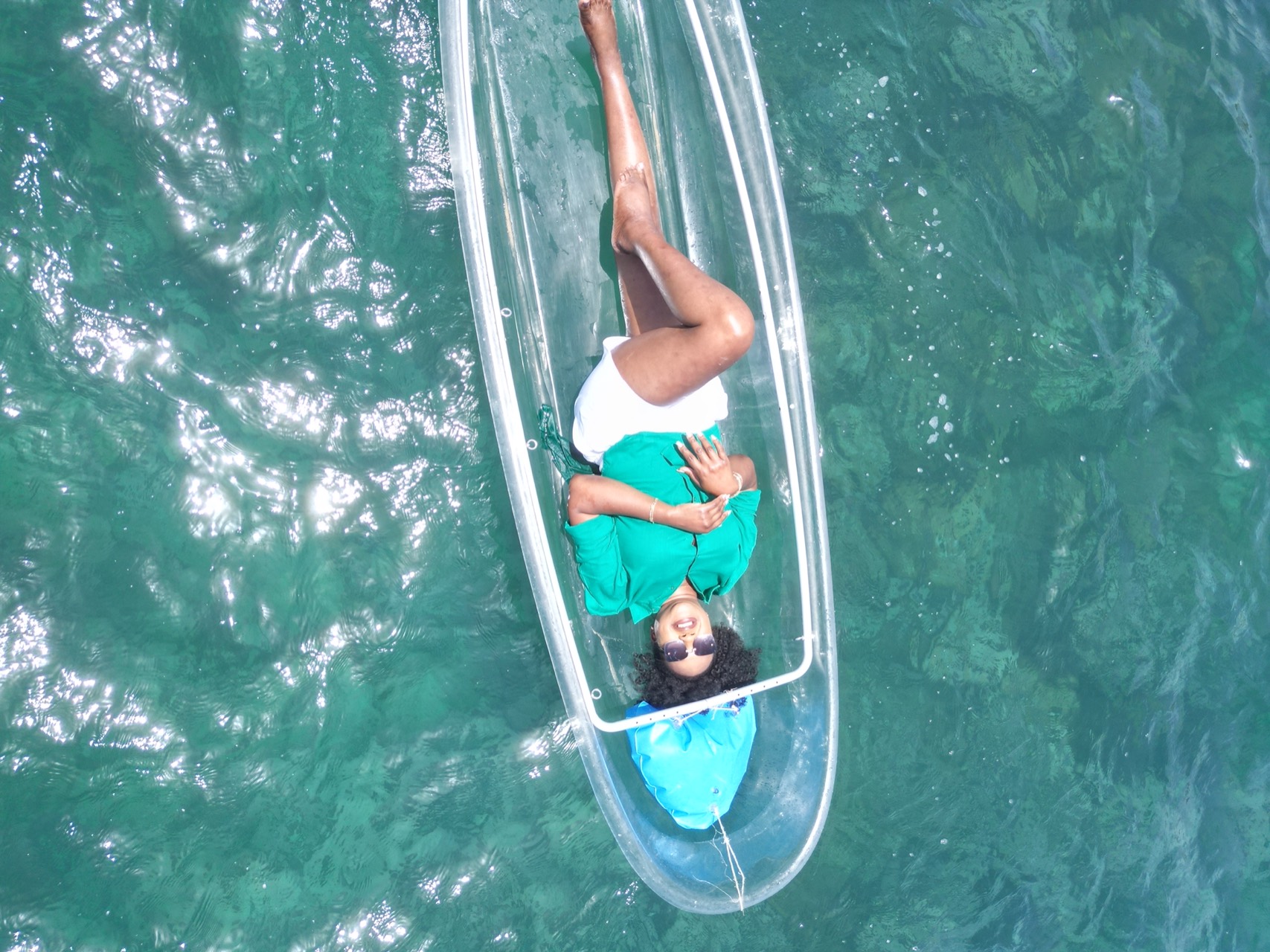 Kayak transparent sur l’eau turquoise à Ngor