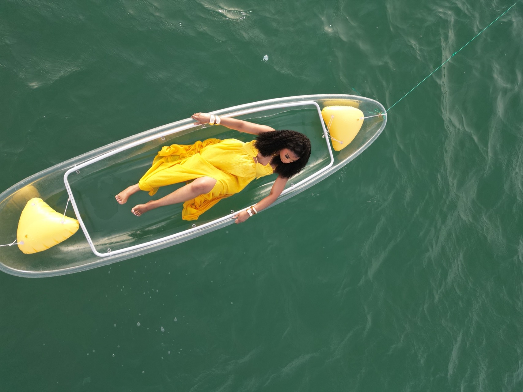 Shooting drone en robe jaune